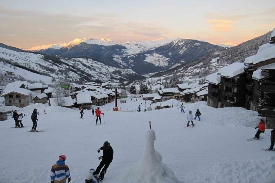 Vue du balcon séjour, au dessus de la piste de l'Altispace vers le télésiège à 300m
