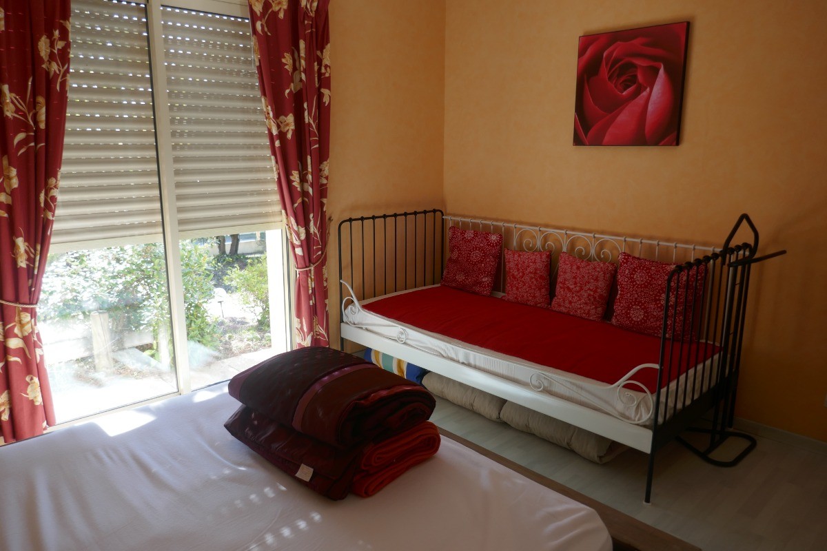 Chambre avec un lit en 160 et un lit en 90