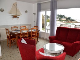 Le séjour et sa grande baie vitrée.