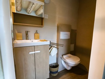 Salle d'eau avec une cabine de douche - L'Hôtel Enfoncée Chambres et Table d'hôtes Le Val d'Ajol