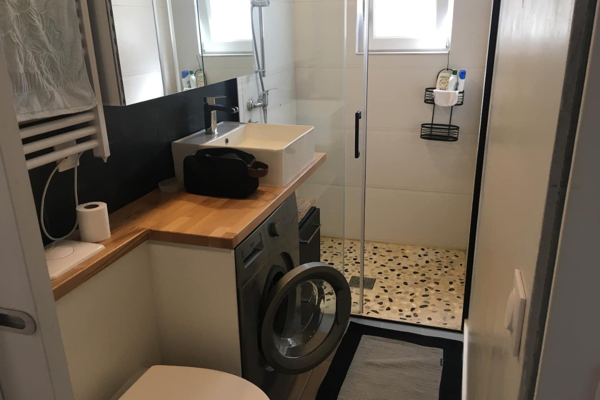 Salle de douche avec toilette - Le TiTou