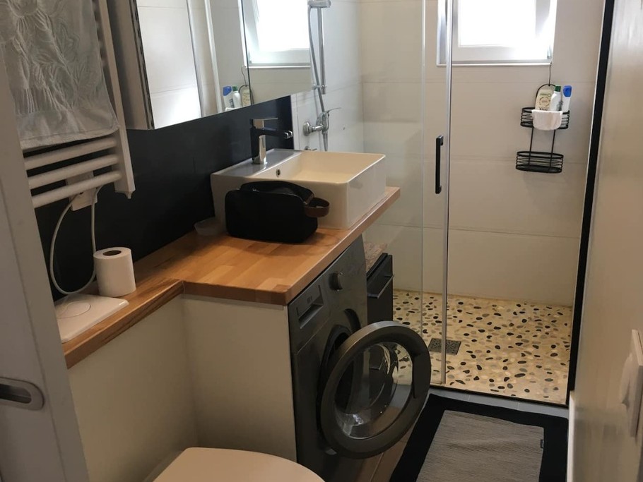 Salle de douche avec toilette - Le TiTou