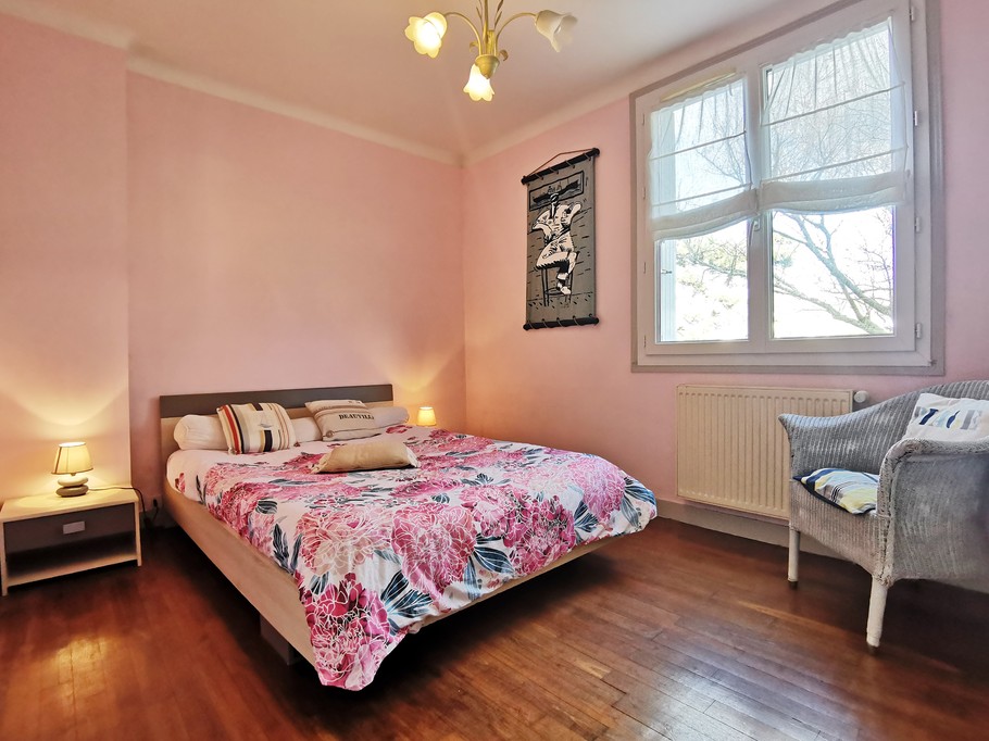 Bedroom 1: Bed 140
