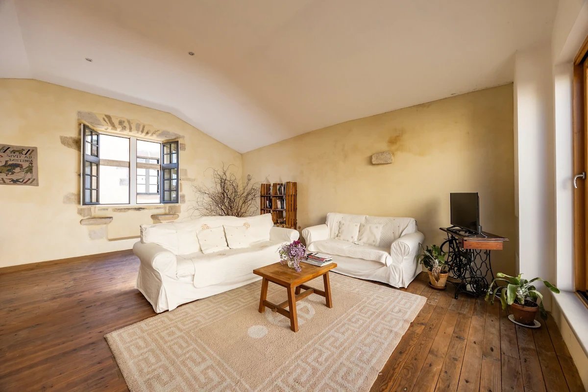 Au 1er étage le salon avec télévision et son bureau avec vue sur la terrasse privée de 30 m², à Bazas en Gironde