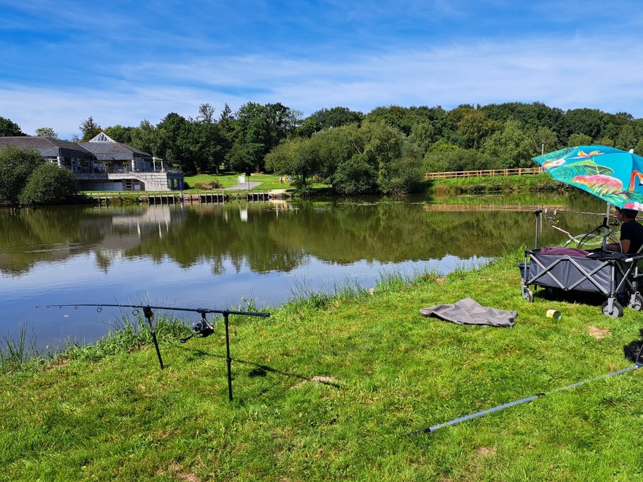 Nous disposons de 2 étangs empoissonnés par la fédération de pêche des Côtes d’Armor, de quoi ravir les férus de pêche en eau douce ! Si vous avez déjà un permis de pêche valide pour le 22, vous n’aurez besoin de rien d’autre!