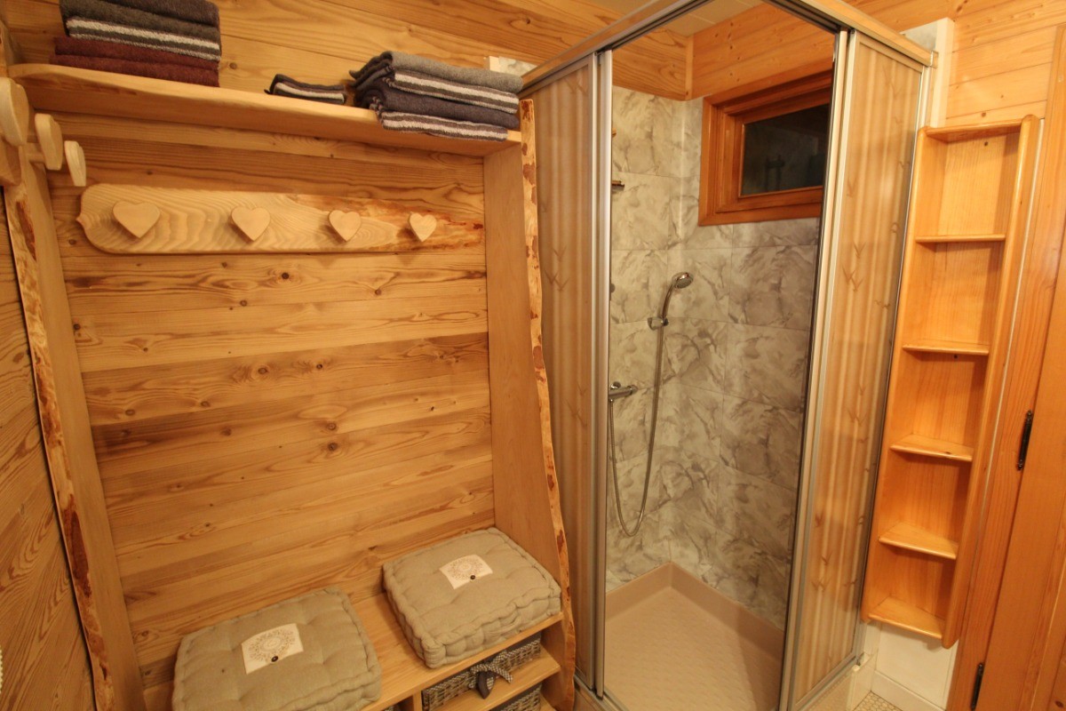 Salle d'eau 1, belle douche- Le Chalet du Cerf
