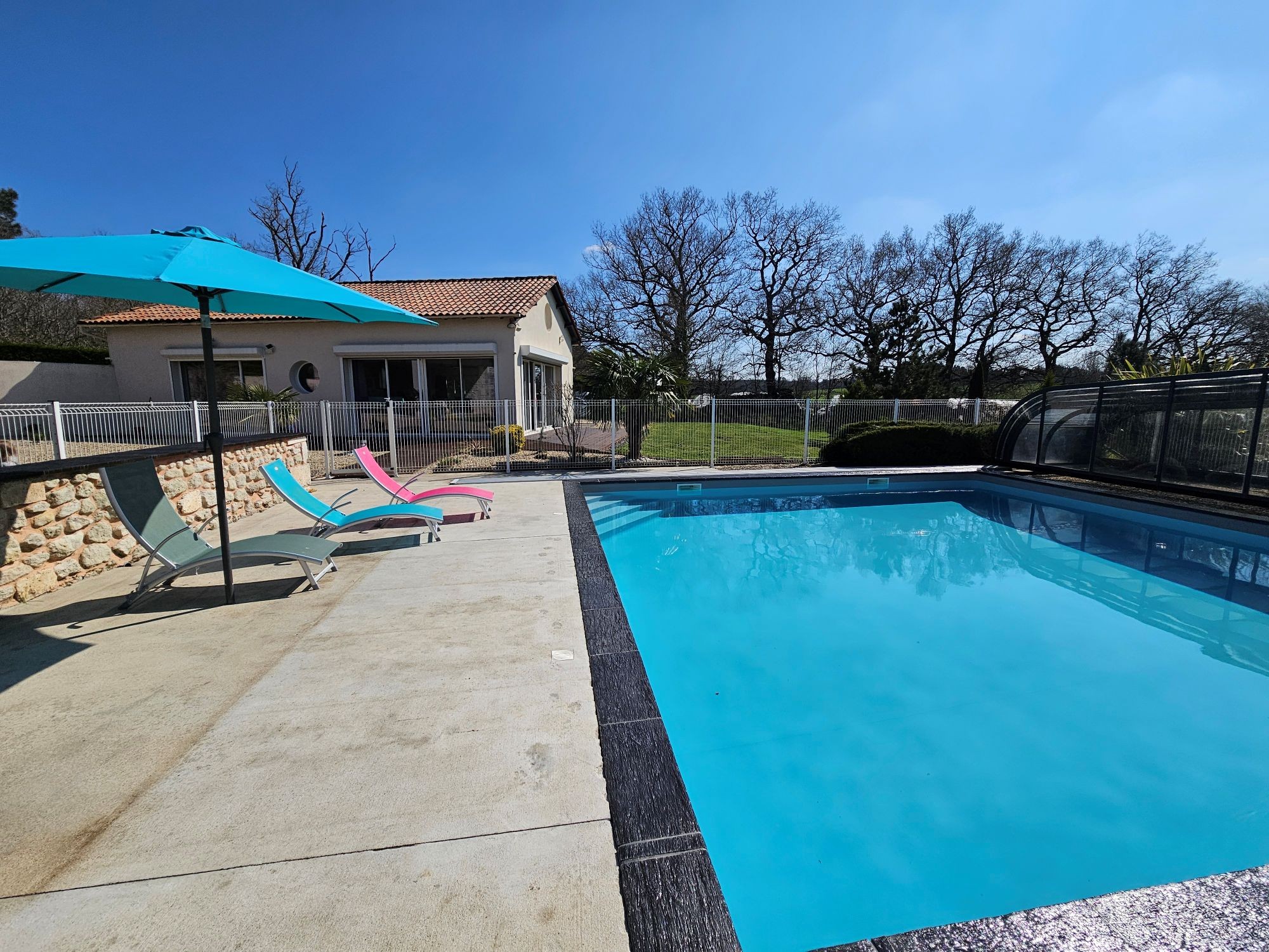 Villa Le Loft pour 9 personnes avec jardin, terrasse et piscine privée, chauffée et sécurité en Charente