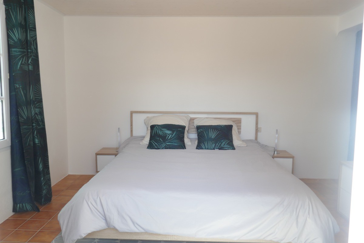 chambre au rez-de-chaussée avec un lit en 160