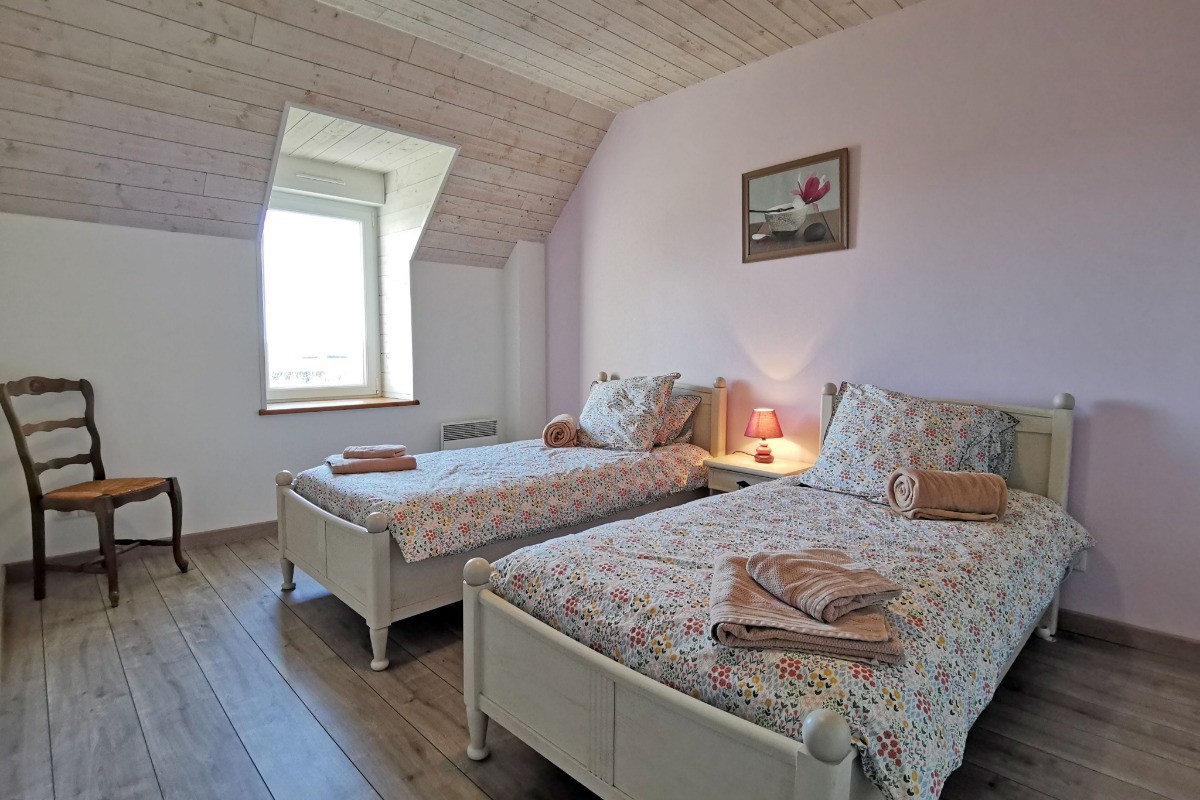 A l'étage deuxième chambre avec deux lits de 90