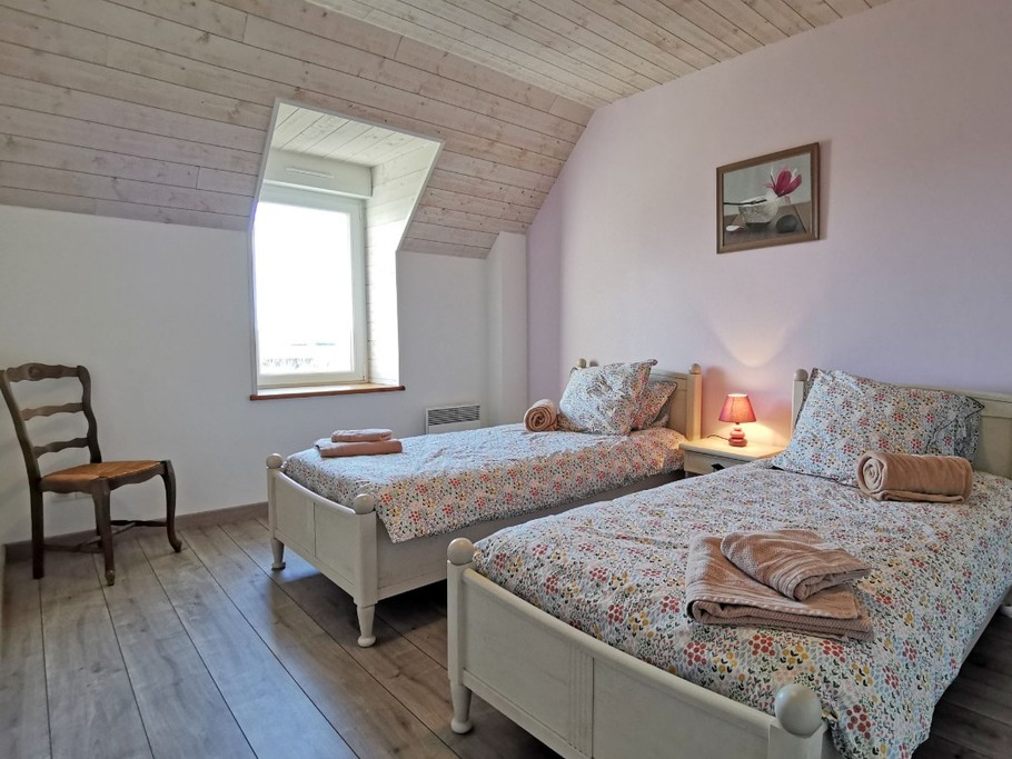 A l'étage deuxième chambre avec deux lits de 90