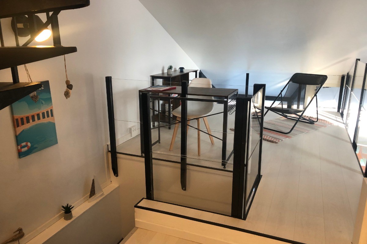 Mezzanine avec bureau et coin détente