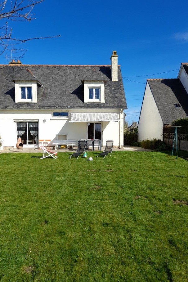 Arrière de la maison, avec grand jardin clos, salon de jardin, transats et brasero