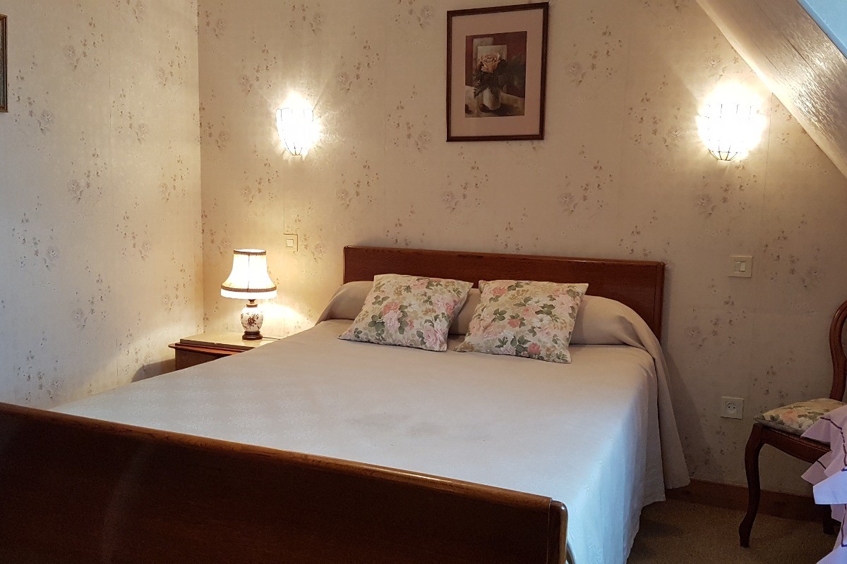 La chambre avec lit 140 cm