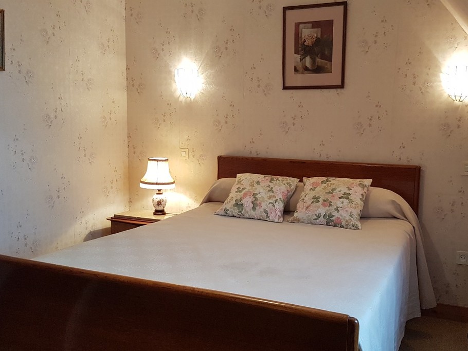 La chambre avec lit 140 cm