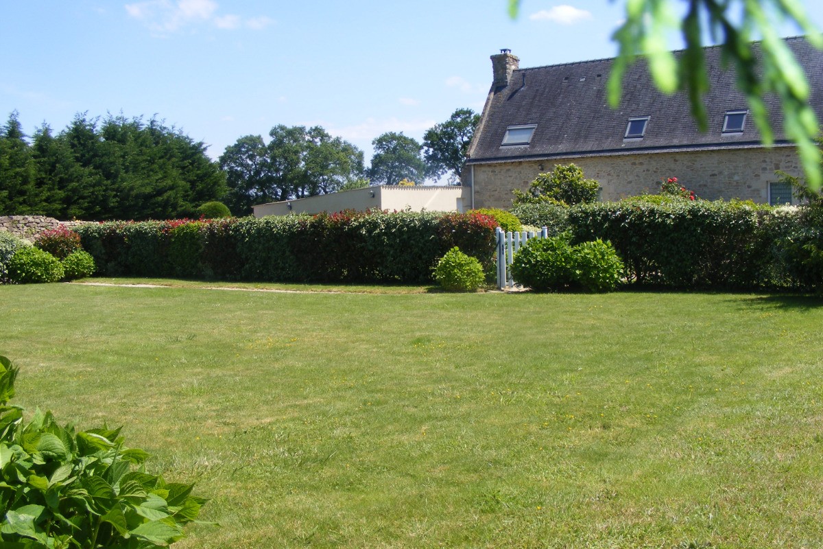 Au delà des jardins clos, grand espace vert très apprécié de nos vacanciers.