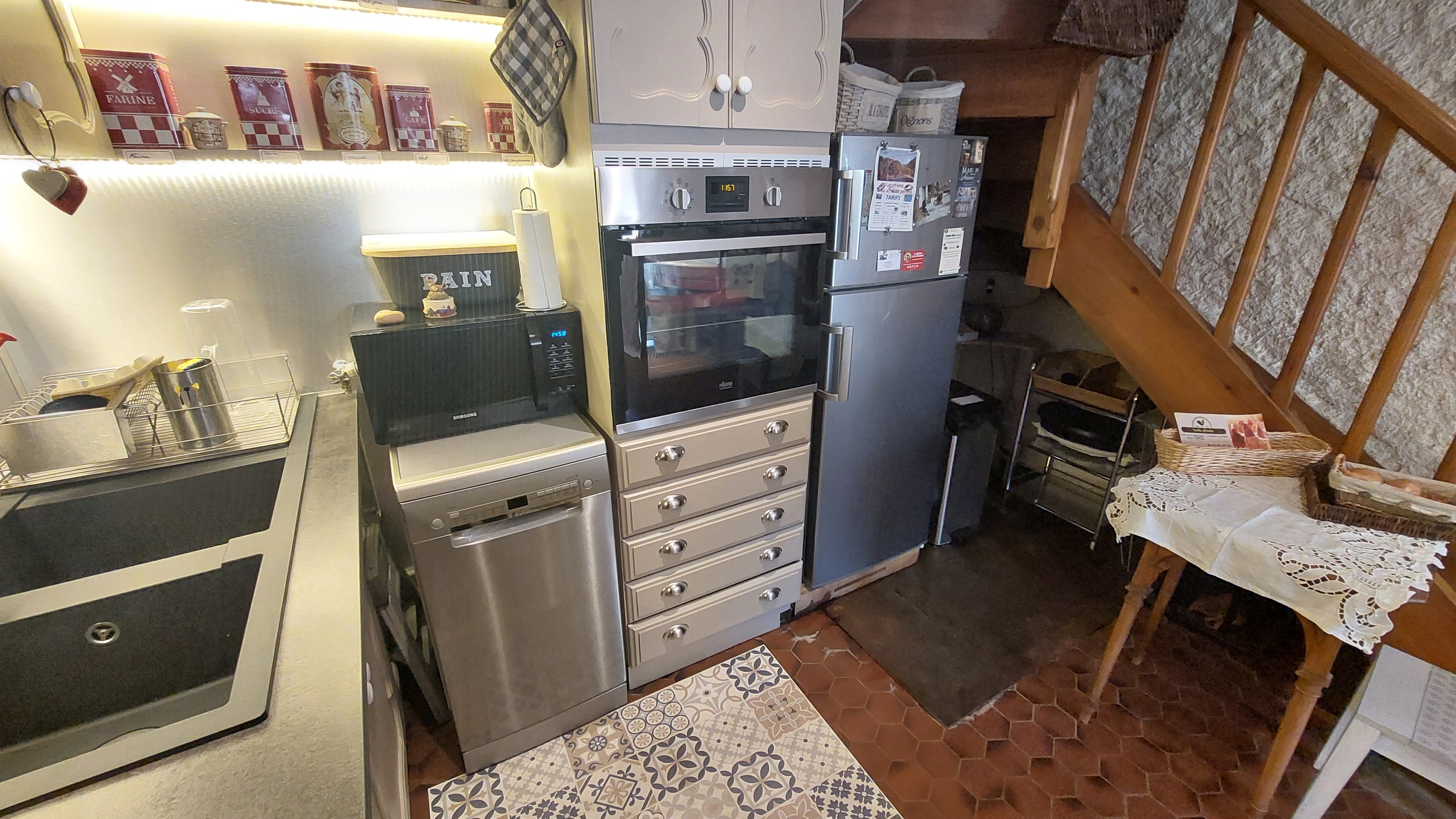 Vue détaillée de la cuisine moderne et fonctionnelle pour préparer vos repas en séjour