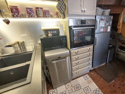 Vue détaillée de la cuisine moderne et fonctionnelle pour préparer vos repas en séjour