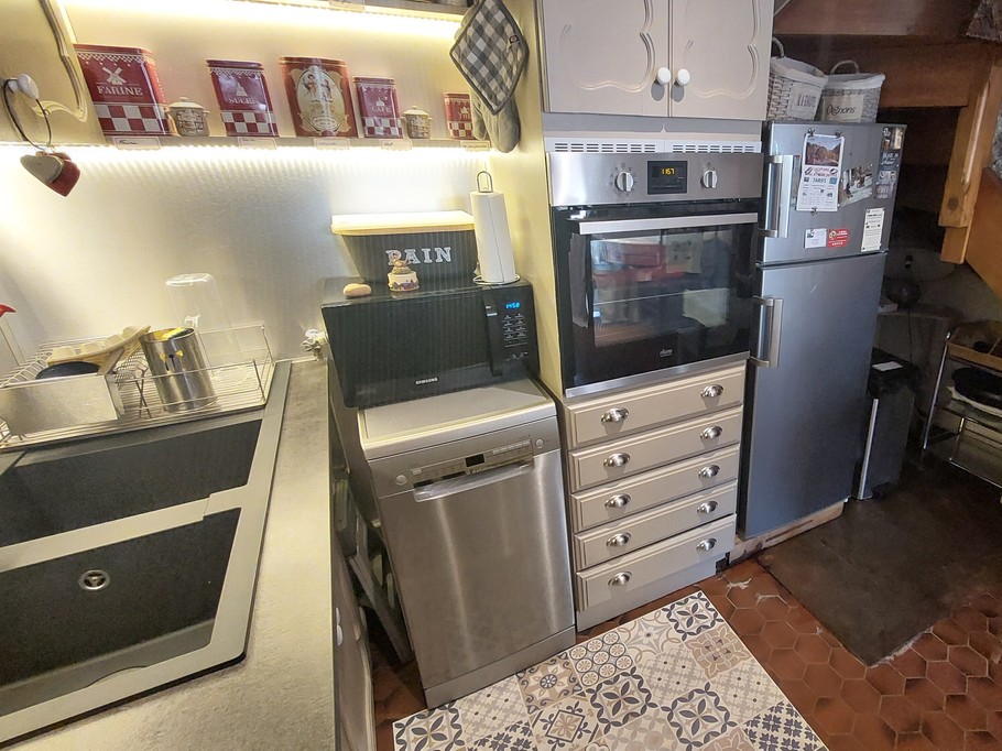 Vue détaillée de la cuisine moderne et fonctionnelle pour préparer vos repas en séjour