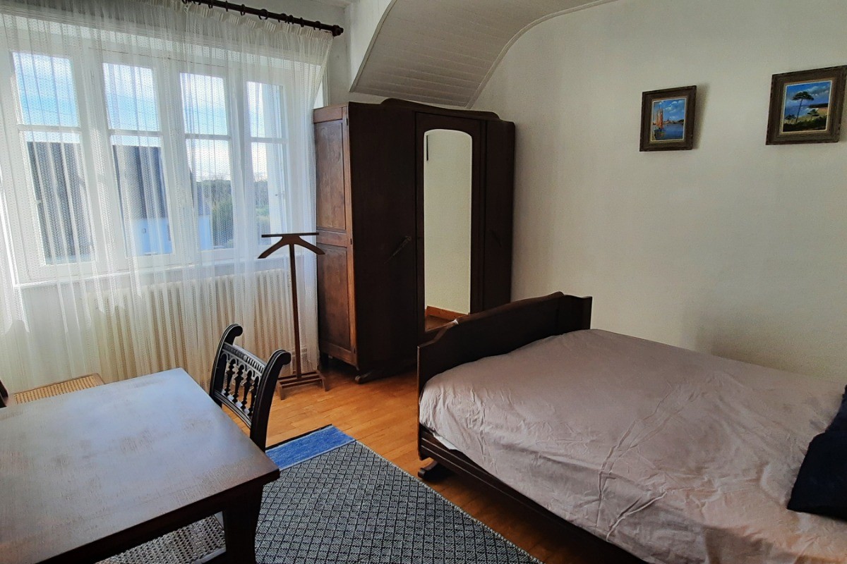 Une 3ème grande chambre avec un lit 140 et une table bureau