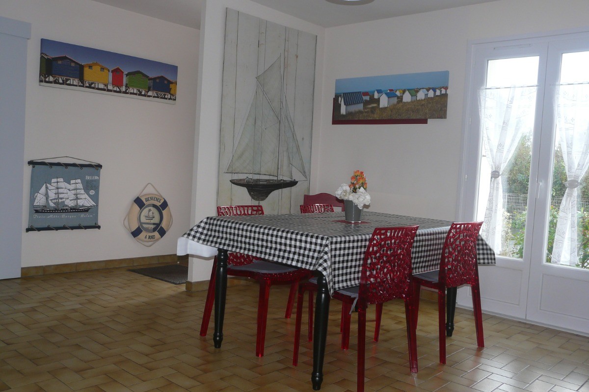 Autre vue coin repas et entrée