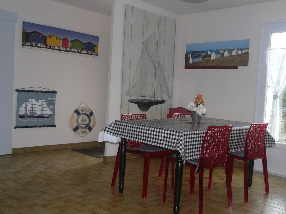 Autre vue coin repas et entrée