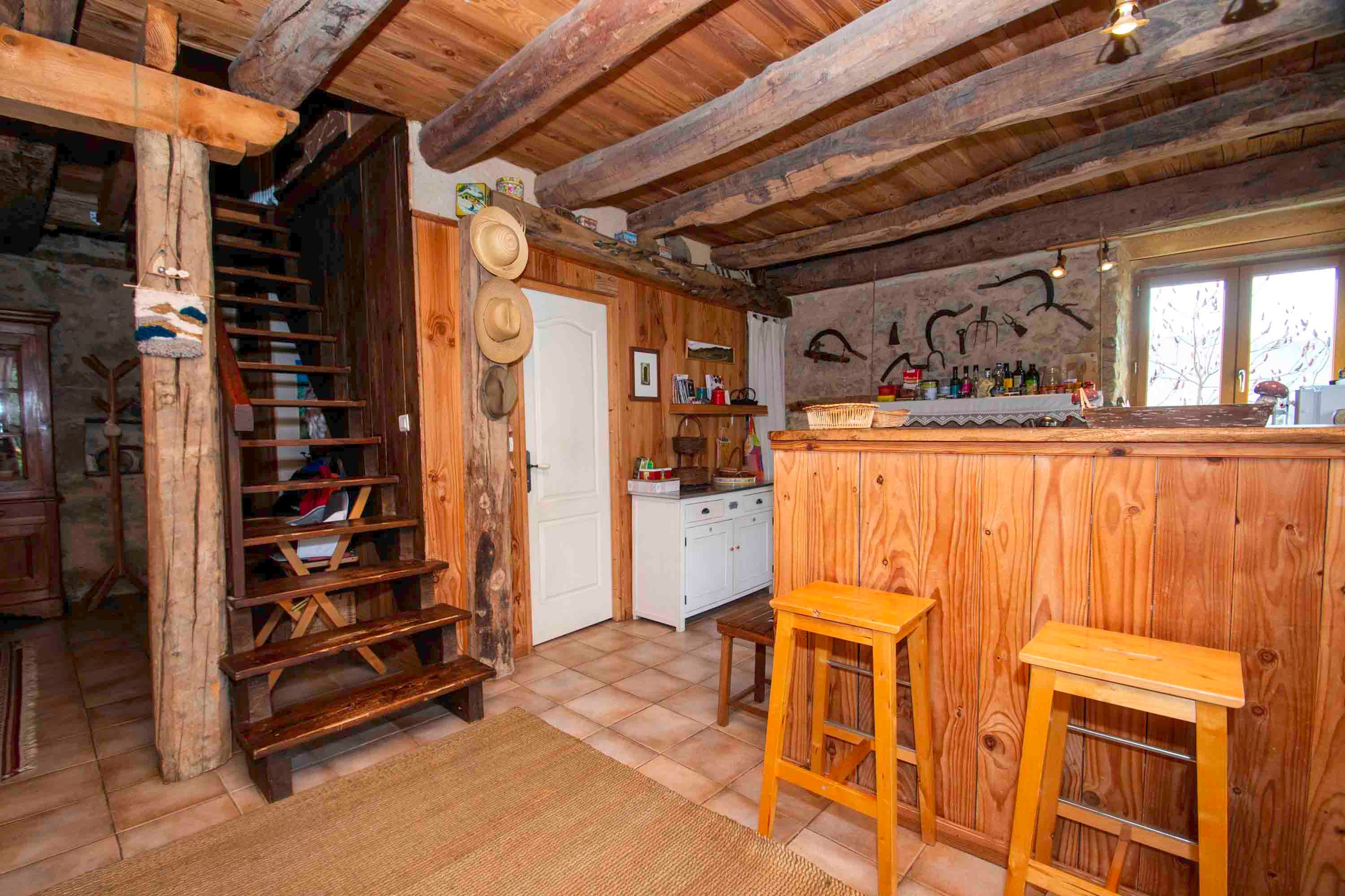 l'entrée avec à droite la cuisine, à gauche le salon/salle à manger et en fazce l'escalier qui mène à l'étage