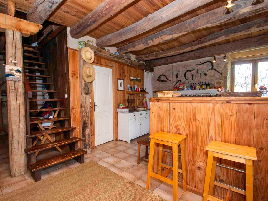 l'entrée avec à droite la cuisine, à gauche le salon/salle à manger et en fazce l'escalier qui mène à l'étage