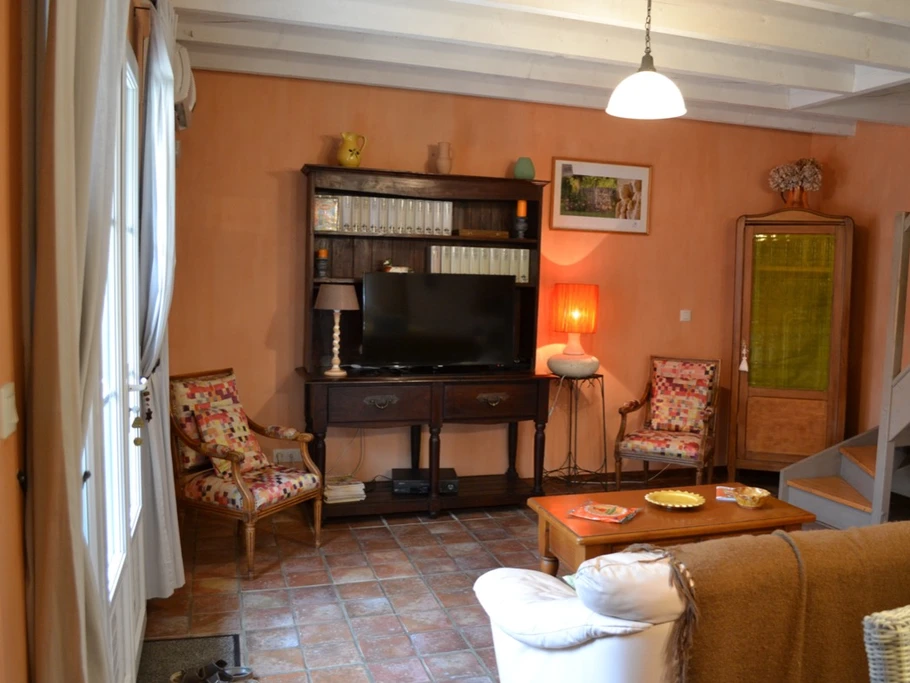 le séjour chaleureux et spacieux ouvert sur la terrasse