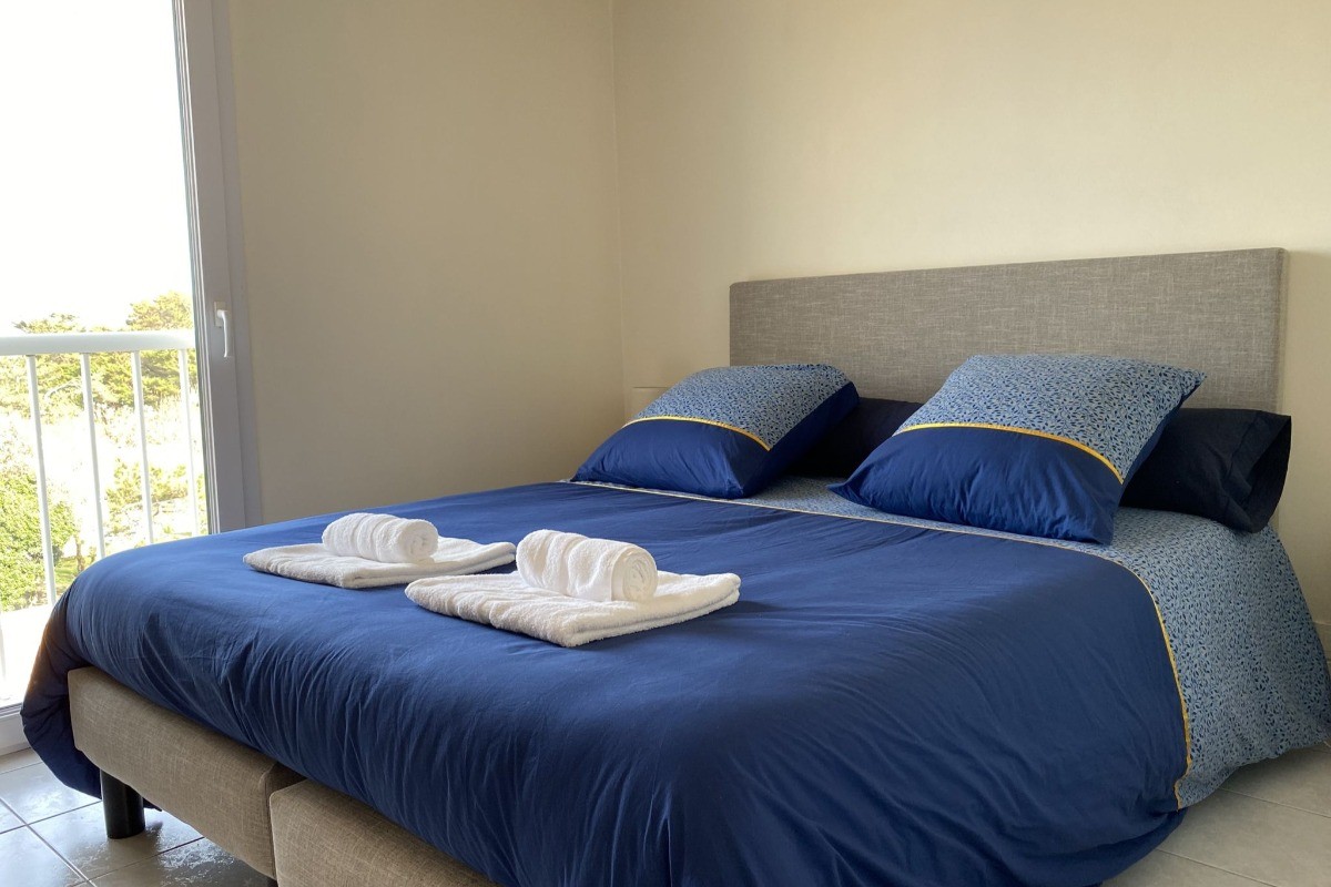Chambre 1 avec un lit 160