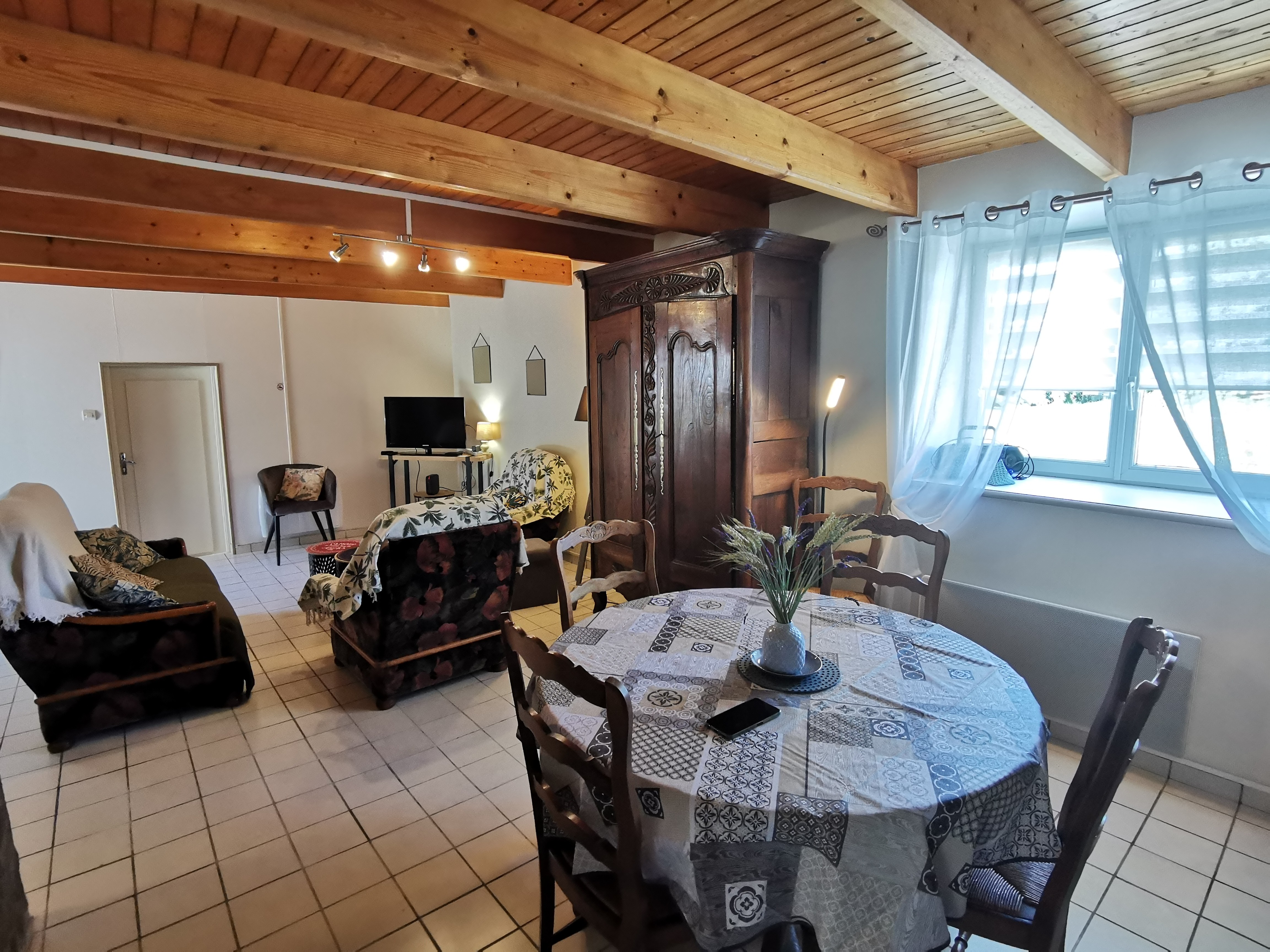 Séjour avec table des repas