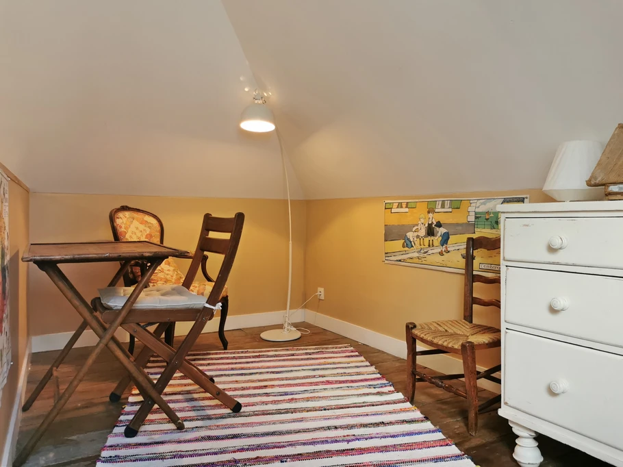 Floor 2: Tristan bedroom with 2 single beds (90cm)