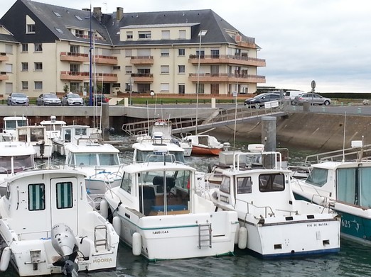 l'entrée de la résidence sur le port (the residence entrance on the harbour side)