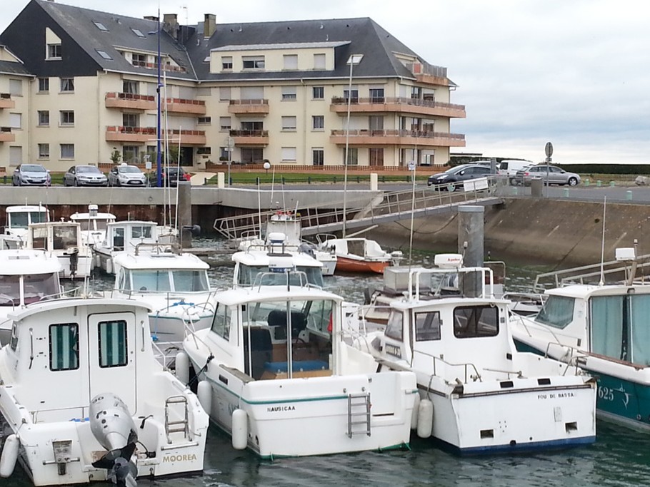 l'entrée de la résidence sur le port (the residence entrance on the harbour side)