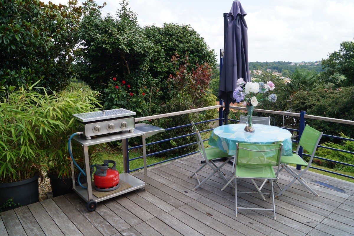 terrasse bois avec plancha gaz fourni