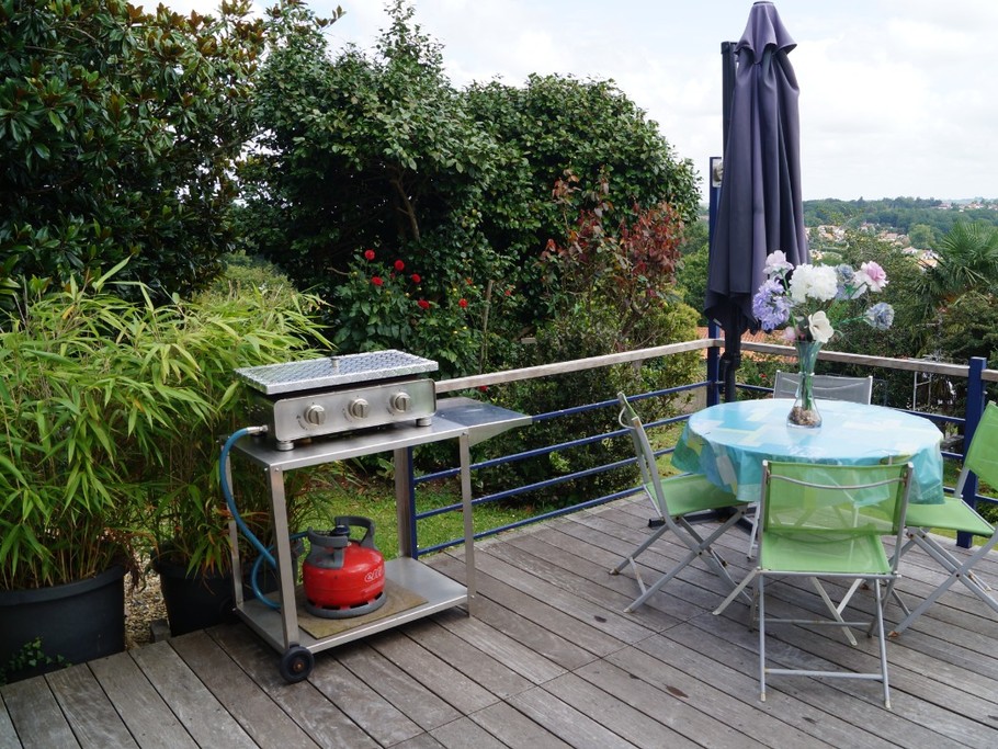 terrasse bois avec plancha gaz fourni