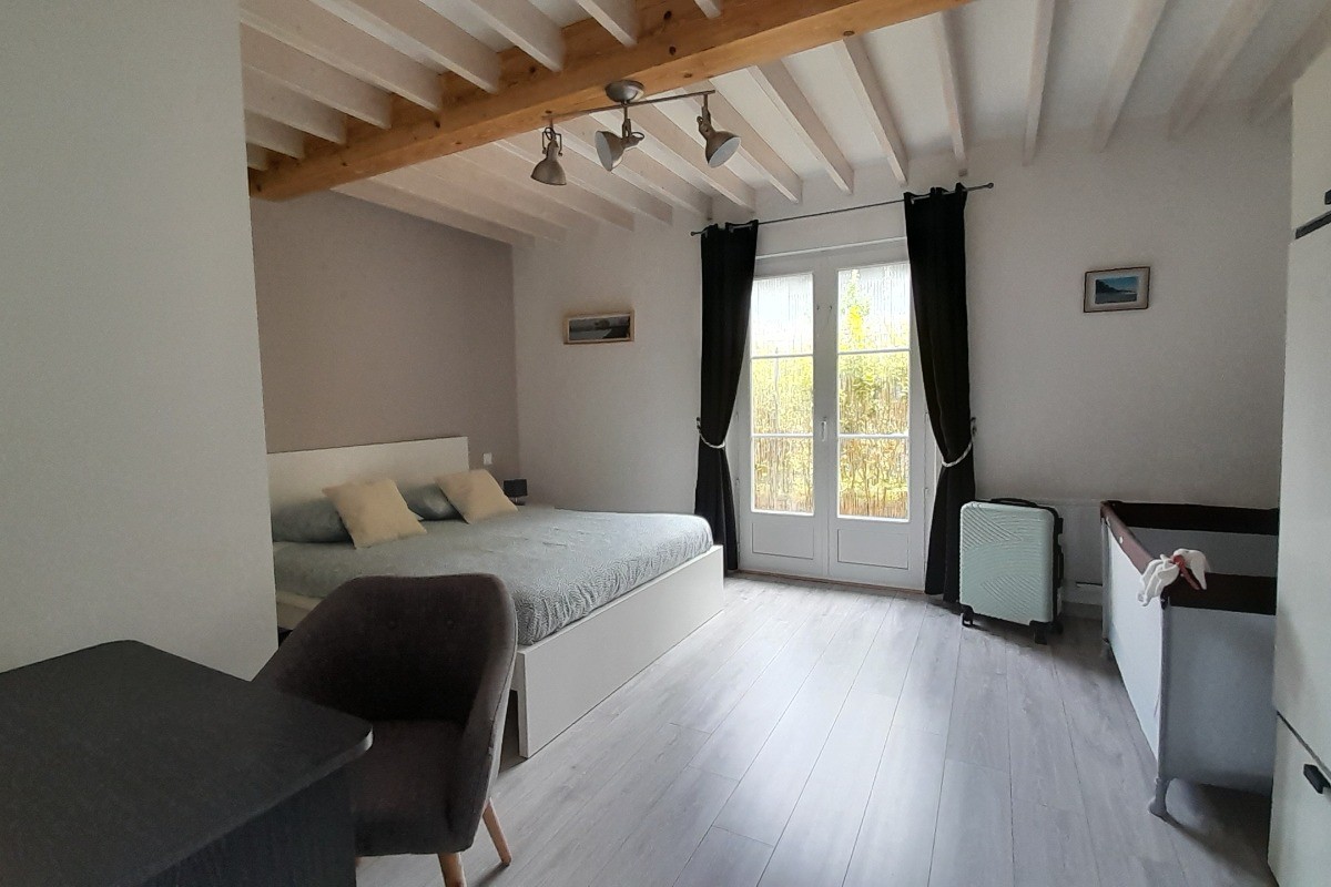 Votre chambre parentale,  avec lit 160/200, bureau (WIFI), rangement, miroir