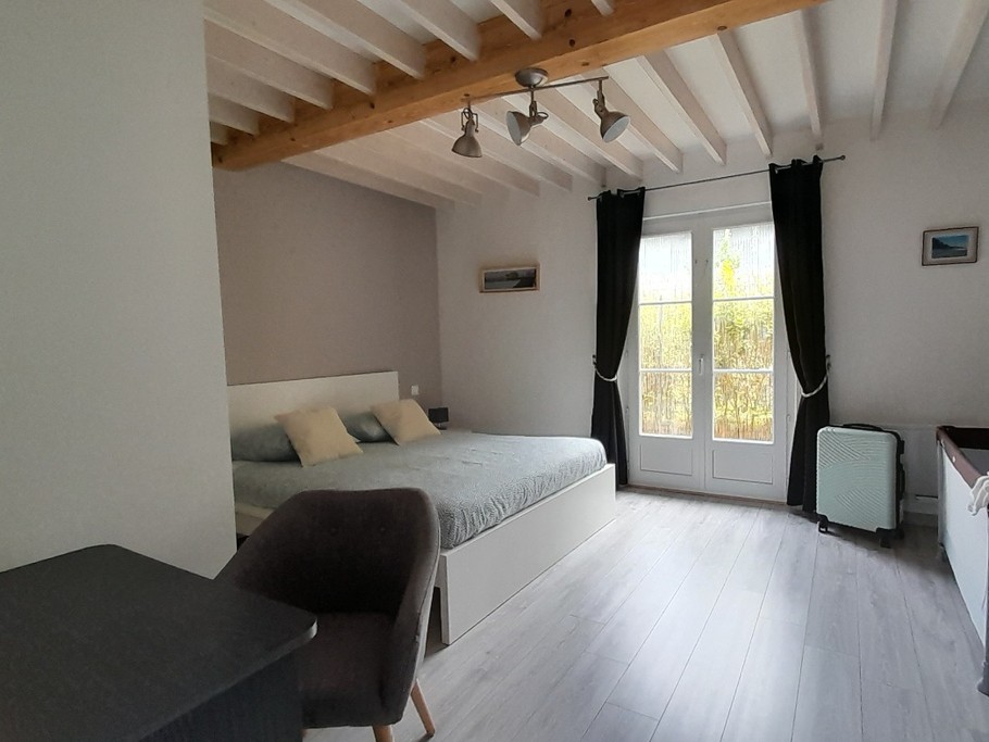 Votre chambre parentale, avec lit 160/200, bureau (WIFI), rangement, miroir