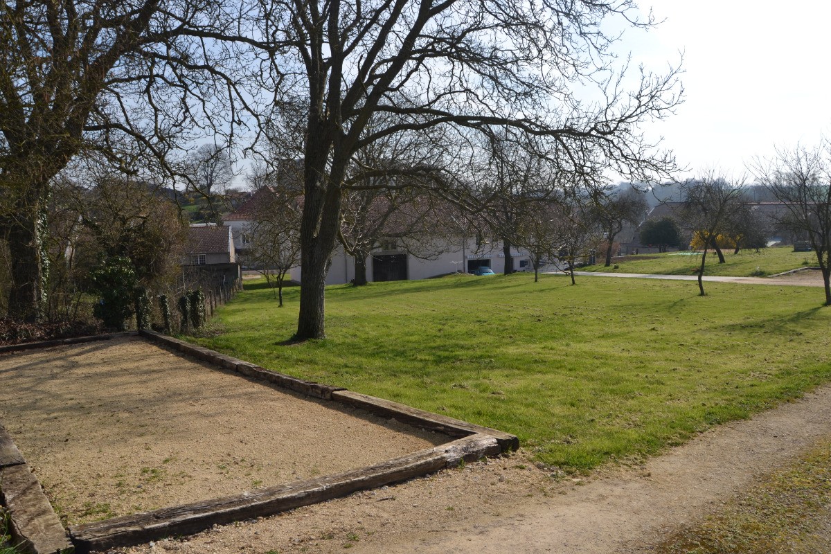 Le terrain de pétanque et l’arrière des gîtes du Holit
