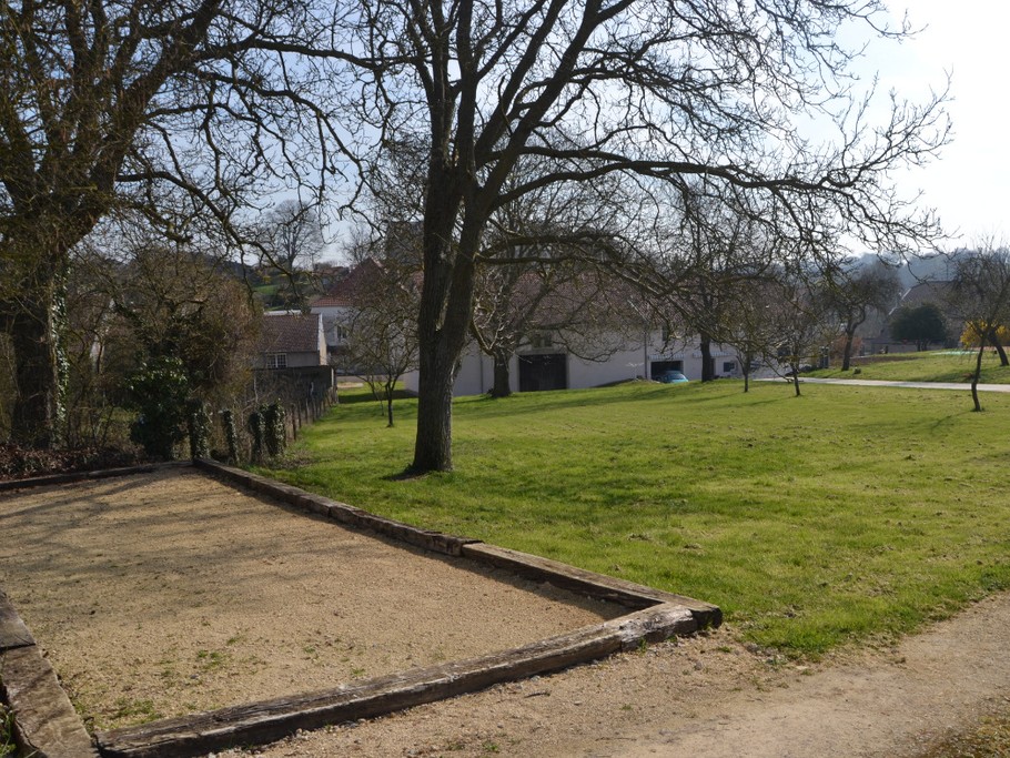Le terrain de pétanque et l’arrière des gîtes du Holit