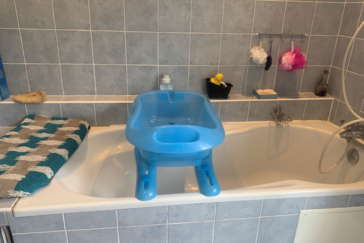 Grande salle de bain avec douche, Chambres d'hôtes La Maison aux Roses près du Futuroscope, La Vallée des Singes, à Valence de Poitou en Vienne