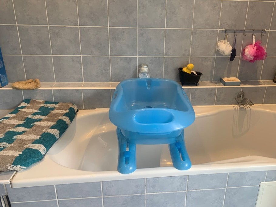 Grande salle de bain avec douche, Chambres d'hôtes La Maison aux Roses près du Futuroscope, La Vallée des Singes, à Valence de Poitou en Vienne