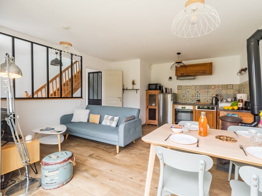 TROADEC holiday rentals in Clévacances, Trévou-Tréguignec and Trestel: ground-floor living room and kitchen