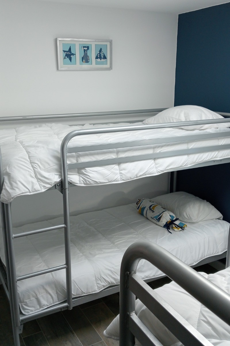 Chambre 3 avec 4 lits en 90 superposés