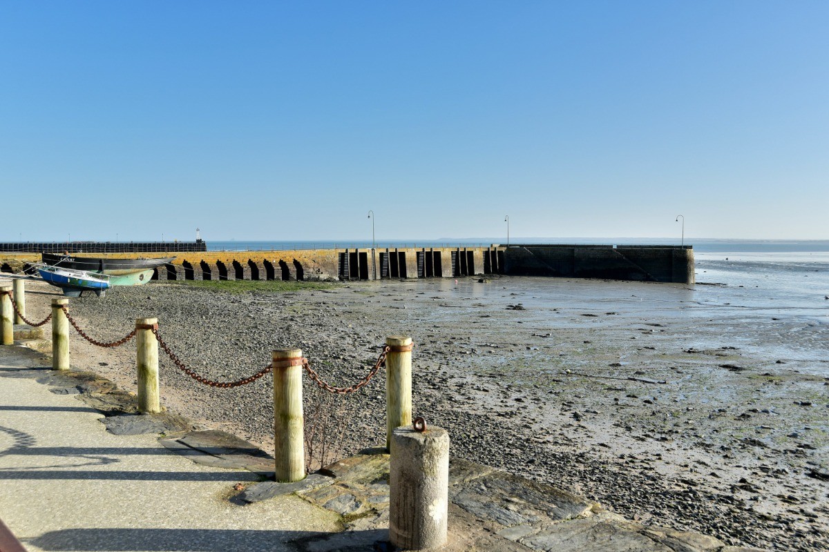 Au pied de la résidence, le Port de la Houle à Cancale.