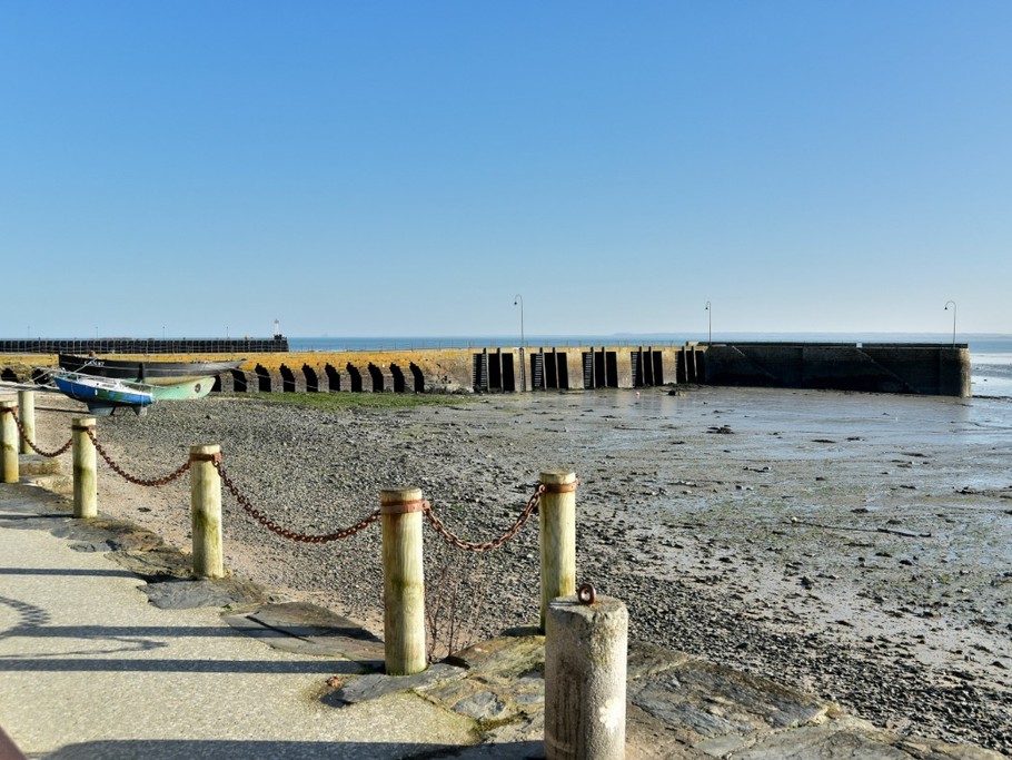 Au pied de la résidence, le Port de la Houle à Cancale.
