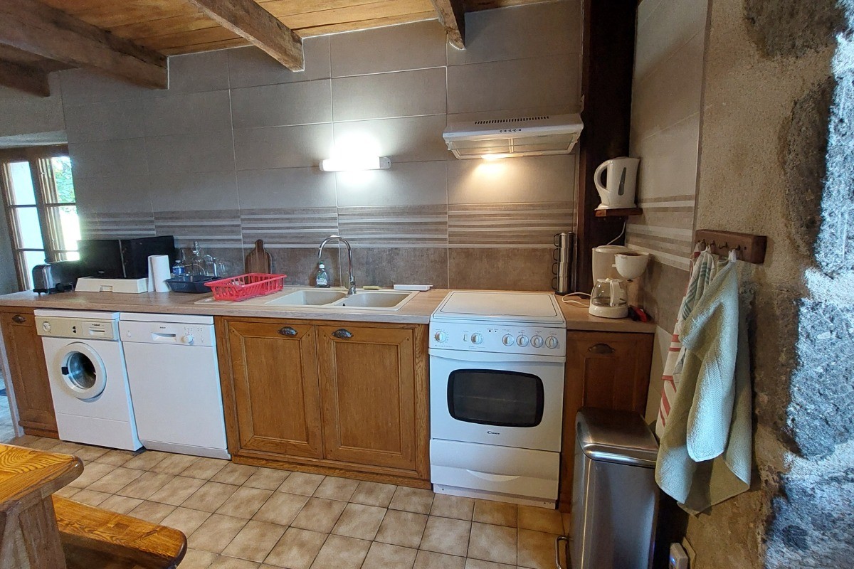 Cuisine bien équipée pour préparer vos repas