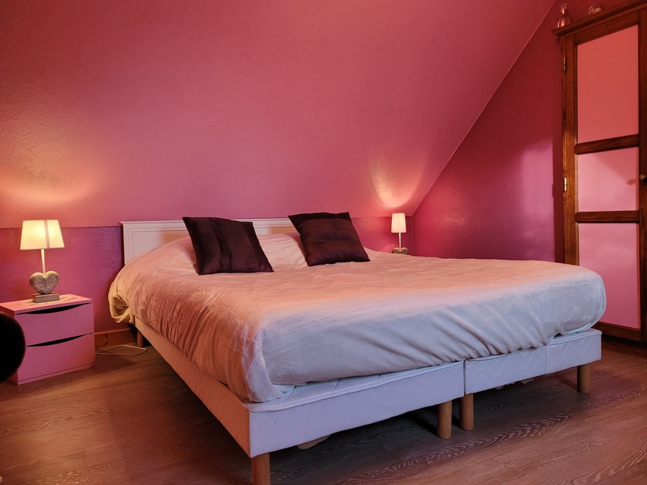 Le Grand location de vacances, Pléhedel, chambre étage avec lit double