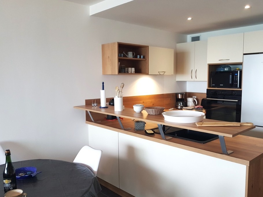 La pièce de vie avec coin cuisine aménagée et toute équipée, coin séjour, coin salon, et véranda.
Appartement entièrement refait à neuf en 2024.