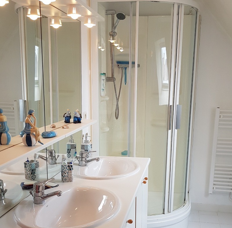 La salle d'eau de l'étage