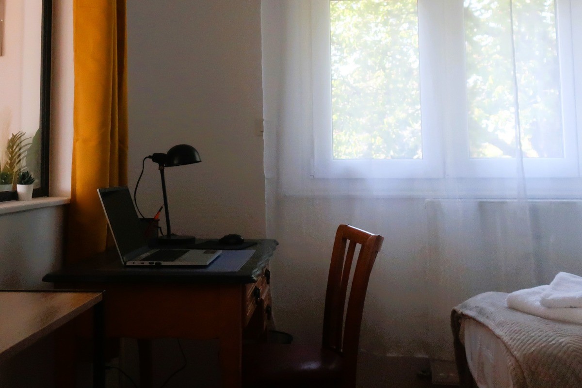 Chambre 2 et son espace bureau avec Wifi gratuit - Gite Bassompré
